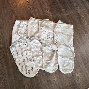 Newborn swaddles lightly used size small 7 to 14 pounds